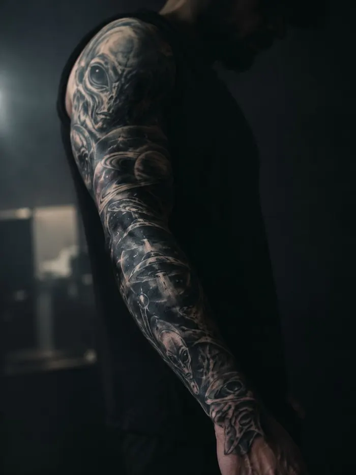 Black-and-Grey-Sleeve am Arm im dunklen Studiolicht