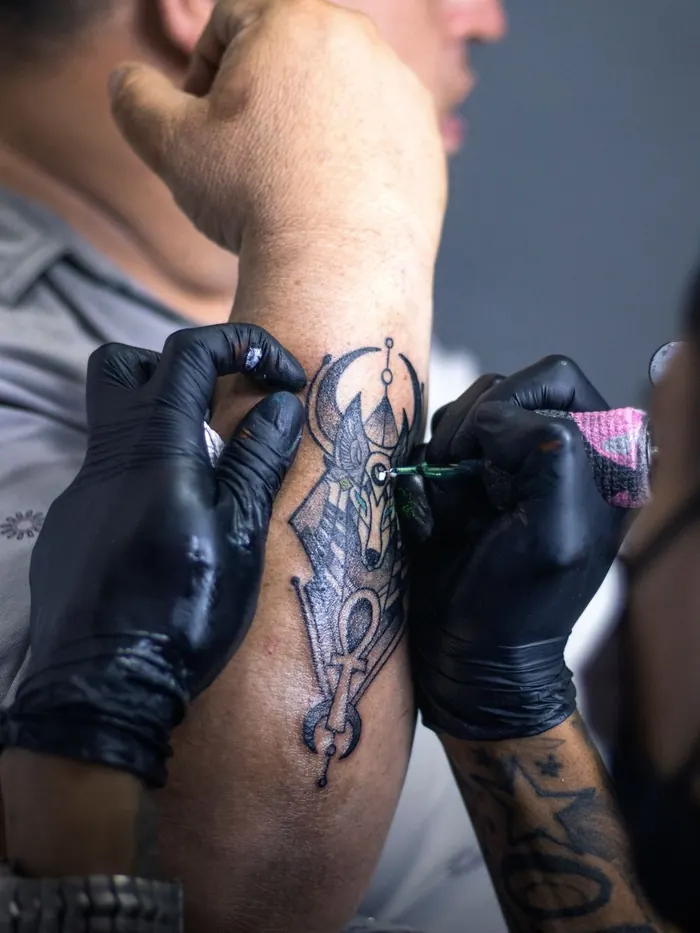 Ornamentales Tattoo am Unterarm wird gestochen